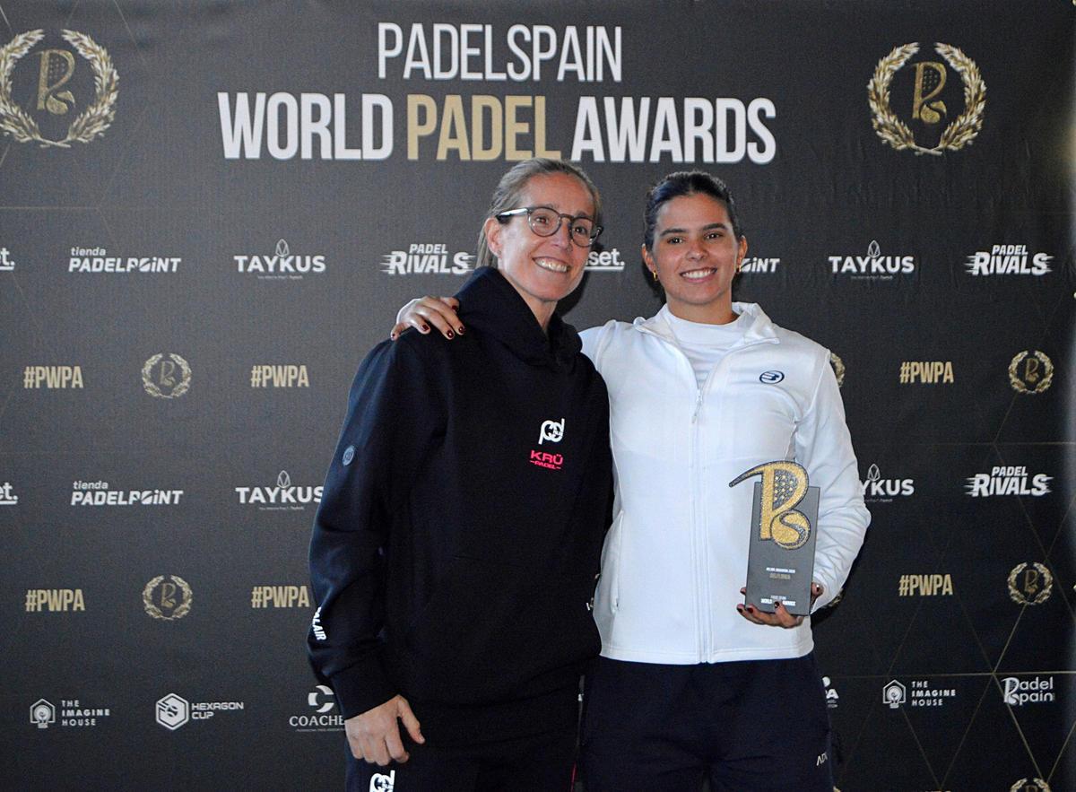 Lucía Sainz junto a Delfi Brea durante la entrega de premios