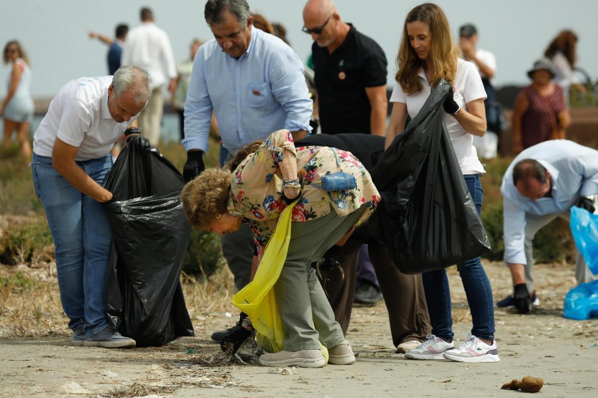 La reina Sofía recoge basura en el arenal de La Manga