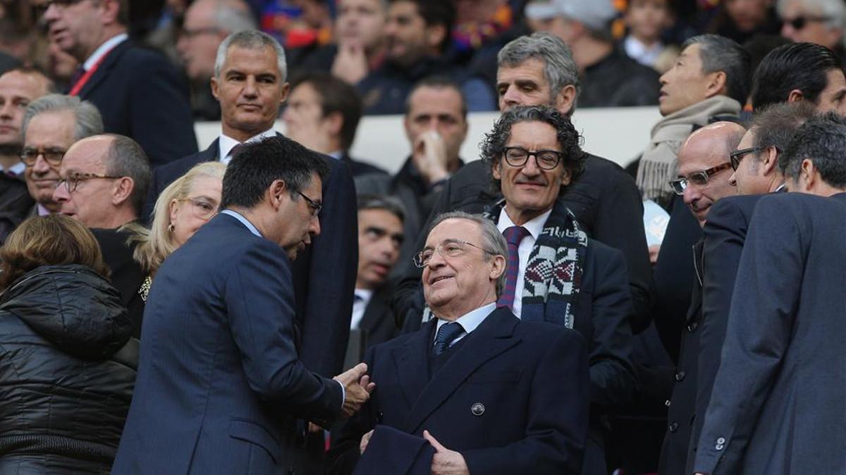 Bartomeu y Florentino compartieron confidencias en el palco del Camp Nou