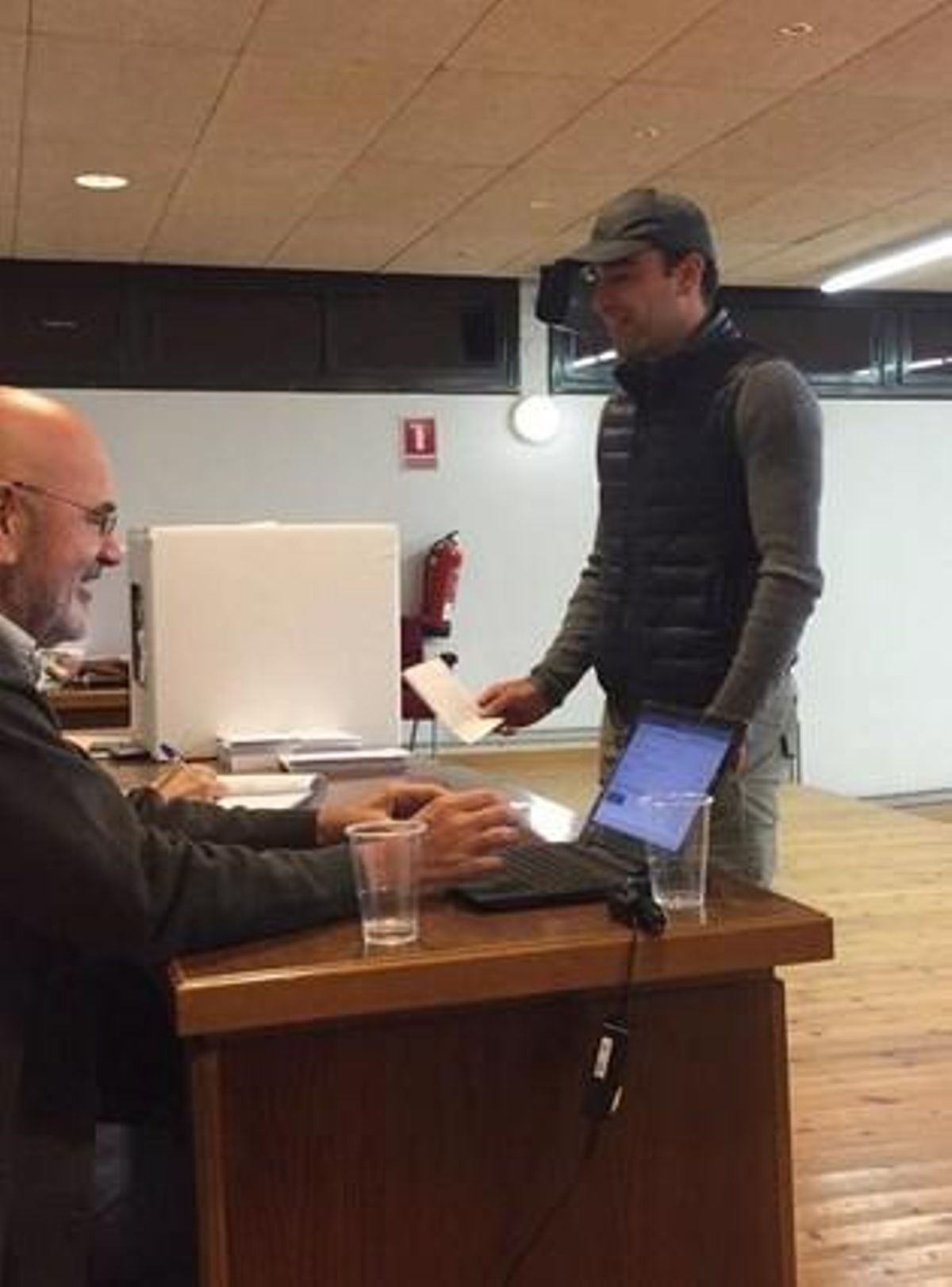 El jugador del Barça Xavi Hernández vota en la consulta del 9-N a Terrassa.