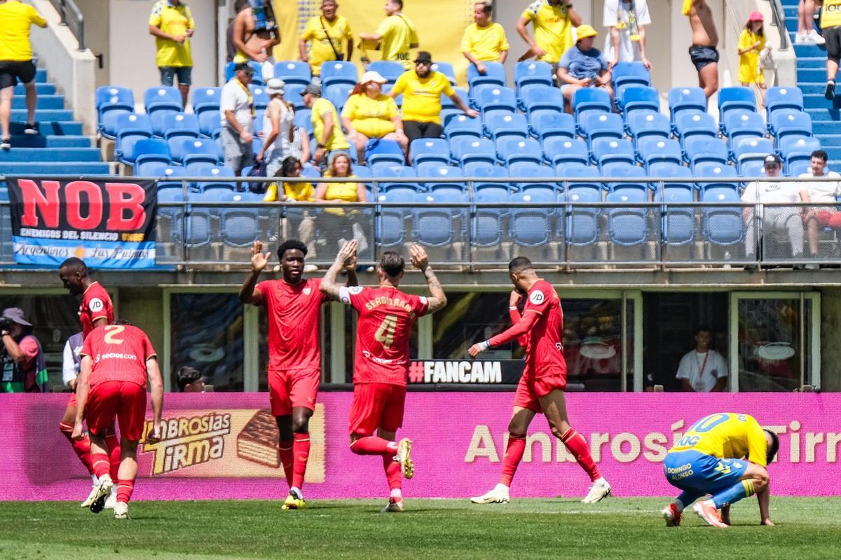 Moleiro se lamente tras un gol del Sevilla.