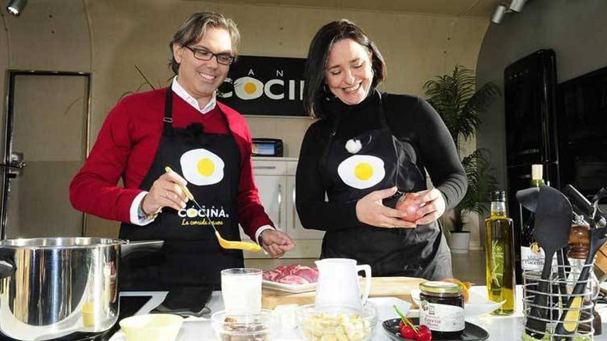 Cocinando carrilleras ante la catedral de Plasencia