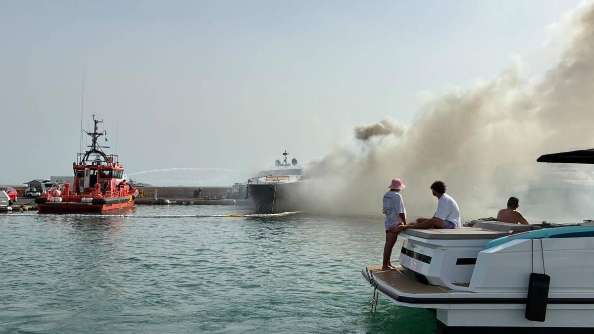 Arde un yate amarrado en el puerto deportivo Botafoc Ibiza