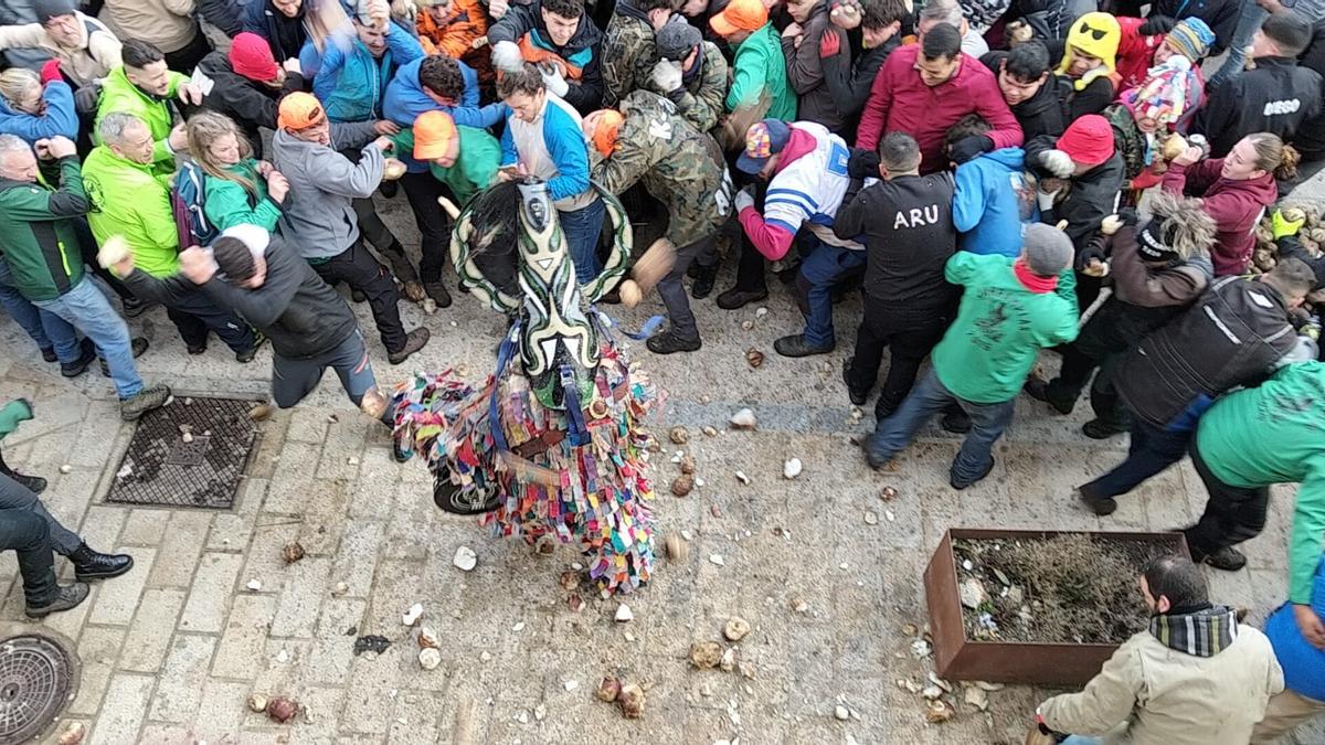 Fotogalería | Lluvia de nabos en Piornal para el Jarramplas