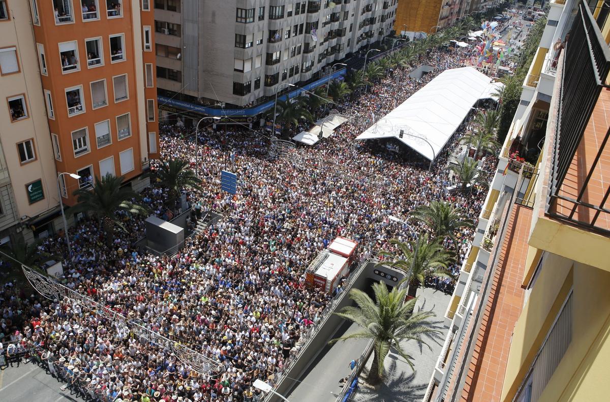 Miles de personas abarrotan Alfonso el Sabio durante una mascletà.