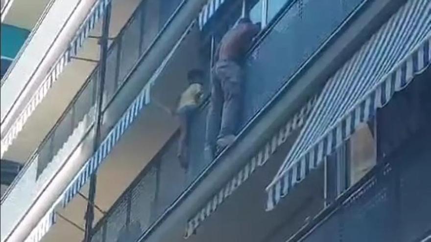 Un veí rescata un xiquet de 6 anys quan estava a punt de caure d&#039;un balcó a Alacant