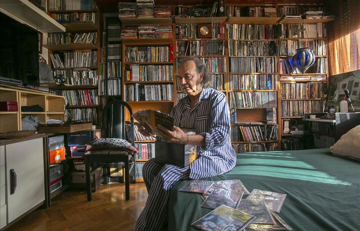 Paco Marín, en el dormitorio de su casa rodeado de películas.