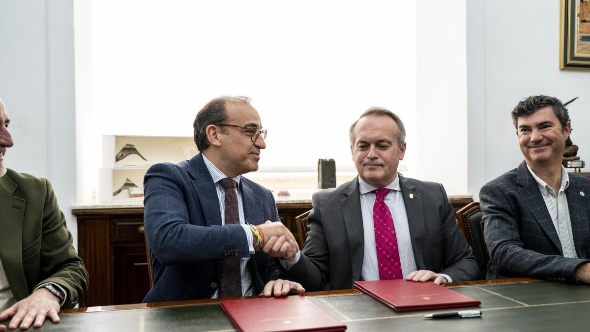 Rafa Mateos y Manuel Martín Castizo, durante la firma del acuerdo para impulsar el aeródromo en Cáceres.