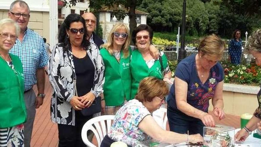 Socios de la delegación de Luarca de la asociación de lucha contra el cáncer recaudando fondos.