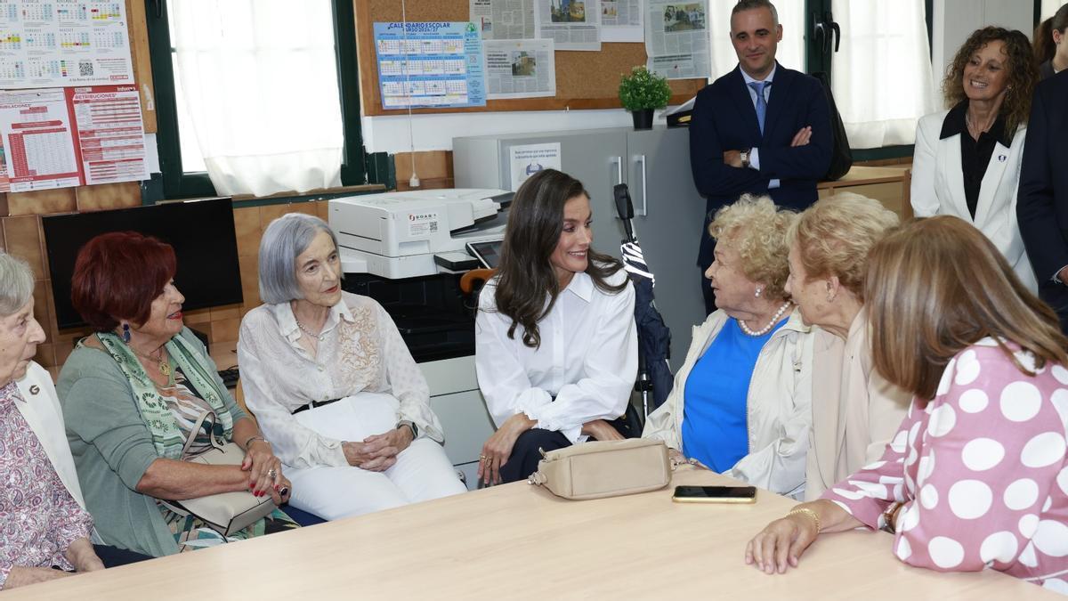 REINA LETIZIA | Letizia, emocionada al reencontrarse con las profesoras que le dieron clase en el colegio al que fue de niña en Oviedo: «No puedo ni hablar»