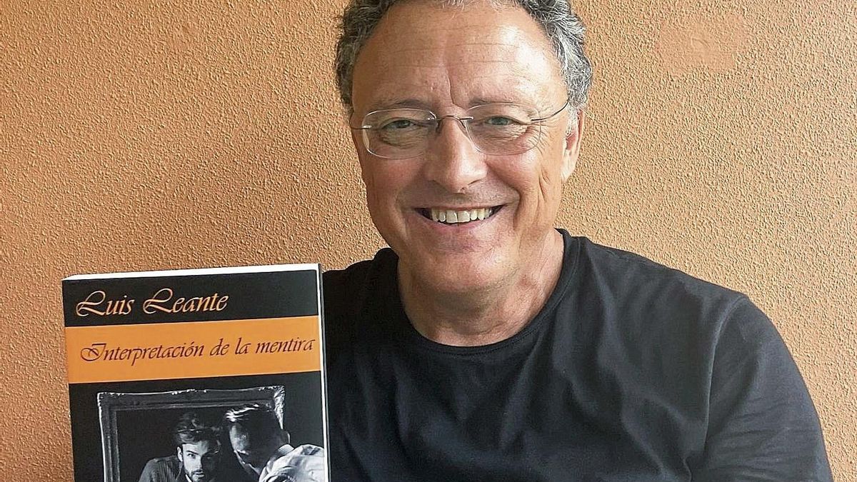 El escritor caravaqueño Luis Leante posa con un ejemplar de su nuevo libro, 'Interpretación de la mentira'.