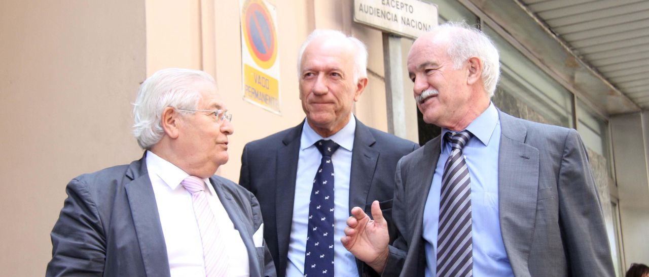 Por la izquierda, Viliulfo Díaz, Agustín Azparren y Rexach, en Madrid, antes de una de las vistas.