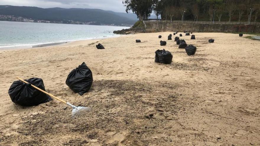 Trabajos de limpieza en las playas de Marín.   | // FDV