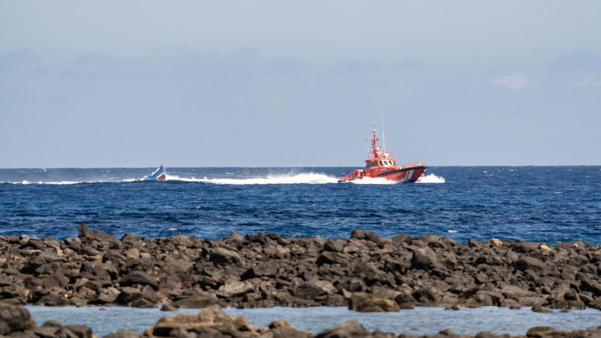 Imagen de archivo de un barco de Salvamento Marítimo, a su llegada a Arrecife con una patera rescatada.