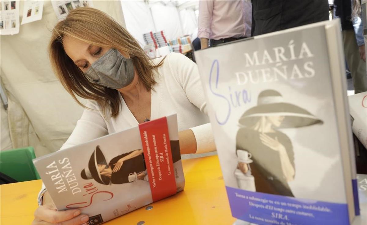 María Dueñas firma ejemplares de su libro.