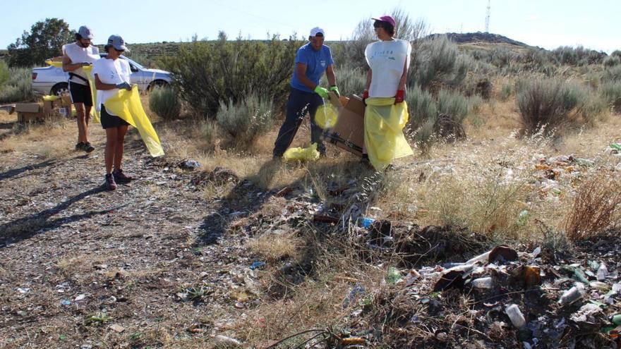 La asociación Cryosanabria retira decenas de kilos de vidrio del vertedero de Puebla