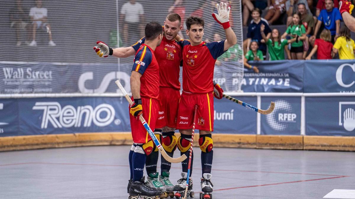 Los jugadores de la selección española celebran el gol de Carballeira a Italia