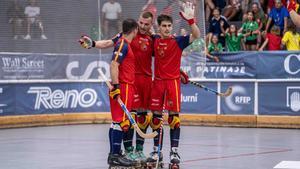 Los jugadores de la selección española celebran el gol de Carballeira a Italia