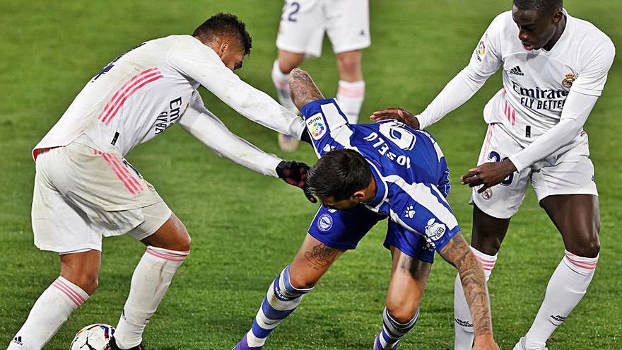 José, del Alavés, pelea el balón con Casemiroy Mendy.