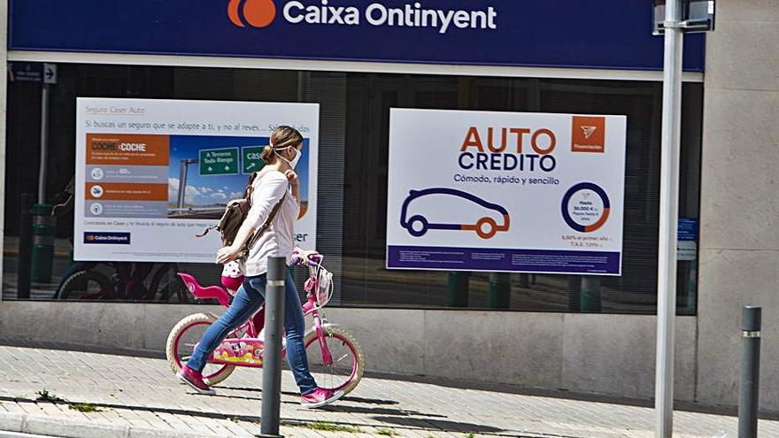 Una oficina de Caixa Ontinyent en la capital de la Vall. | PERALES IBORRA
