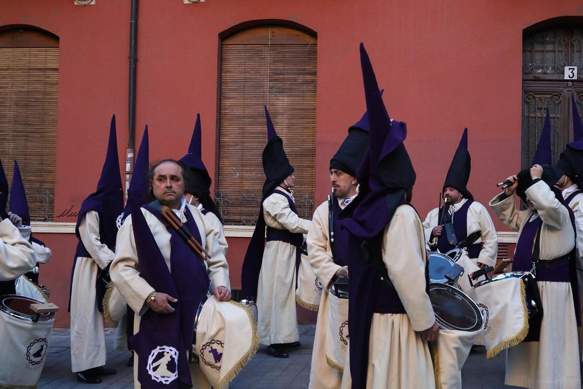 La procesión de Jesús del Via Crucis brilla modificando su recorrido habitual