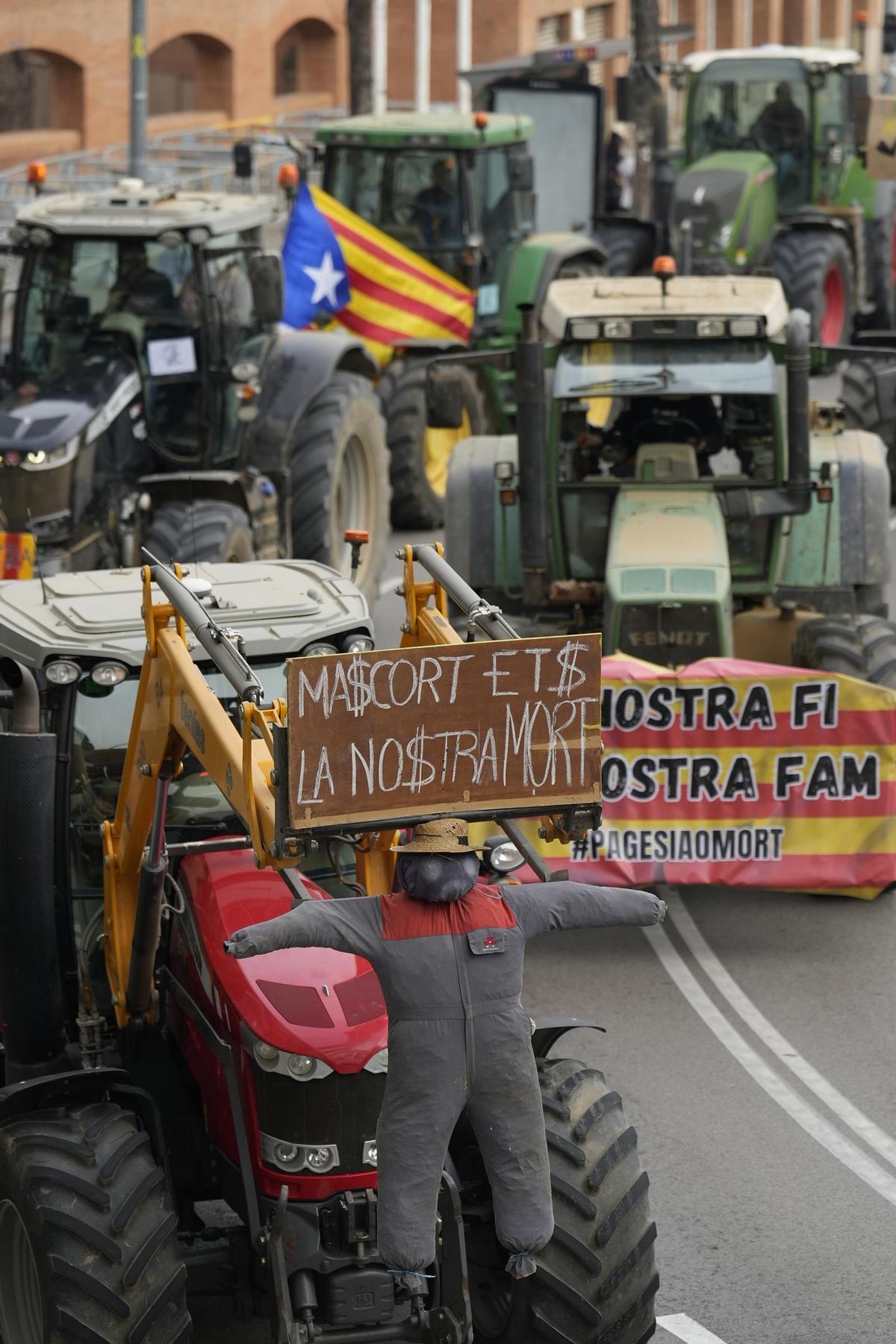 Concentración de agricultores con sus tractores en Girona, en protesta por las condiciones del sector