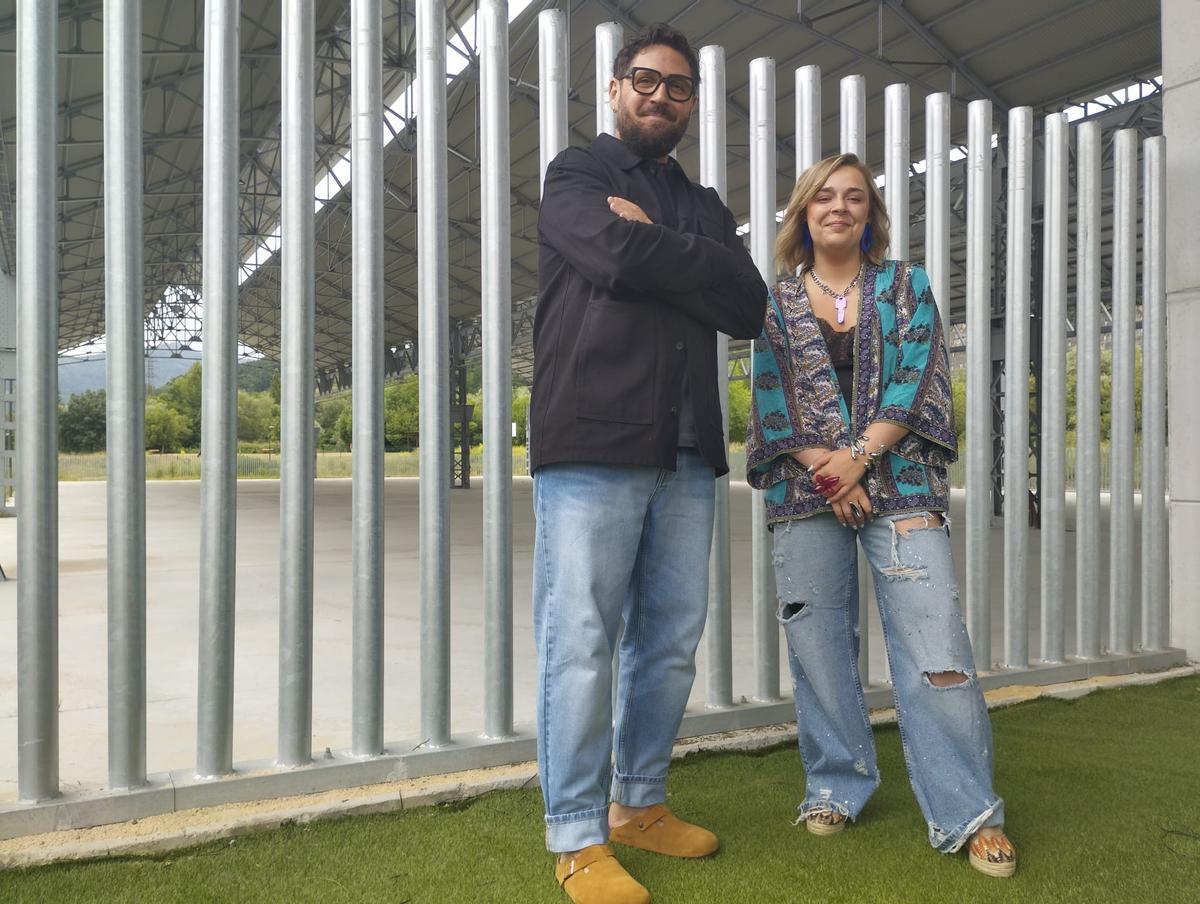 Aarón Zapico y Marina Casero, junto a las naves de Talleres del Conde.