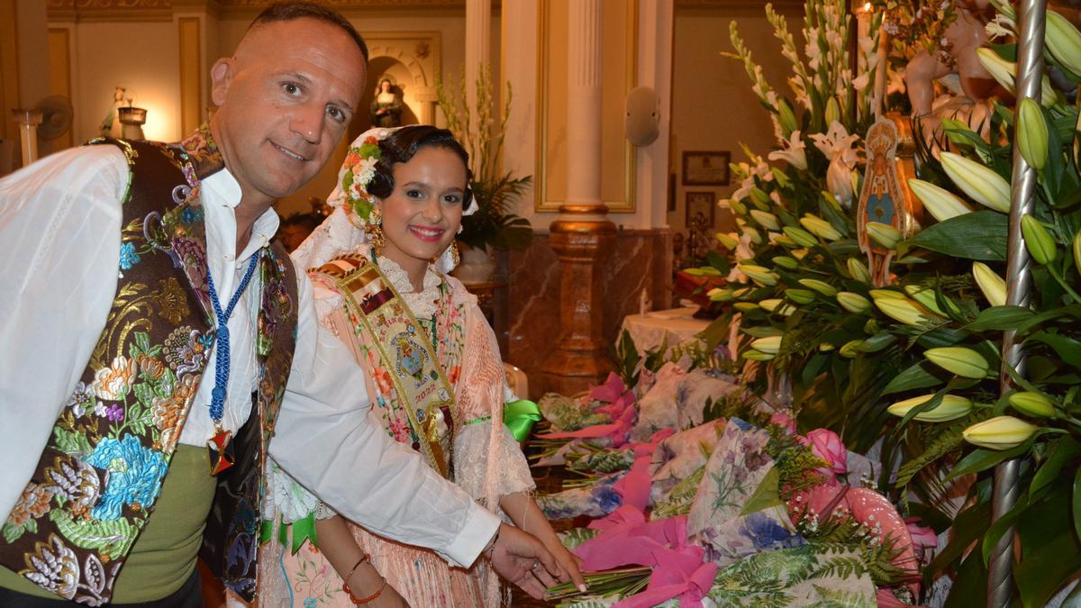 El alcalde de Pinoso con la Reina Mayor durante la Ofrenda de Flores.