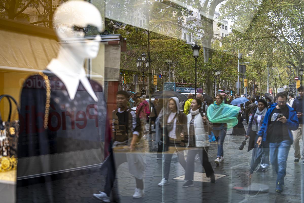 Barcelona 28/10/2024 Barcelona. La moda acapara más de la mitad de los locales en las arterias comerciales de BCN y Madrid. Las tiendas de moda reinan en las principales arterias comerciales de Barcelona y Madrid. Fotos de tiendas de moda en el Passeig de Gràcia. AUTOR: MANU MITRU Barcelona 28/10/2024 Barcelona. La moda acapara más de la mitad de los locales en las arterias comerciales de BCN y Madrid. Las tiendas de moda reinan en las principales arterias comerciales de Barcelona y Madrid. Fotos de tiendas de moda en el Passeig de Gràcia. AUTOR: MANU MITRU