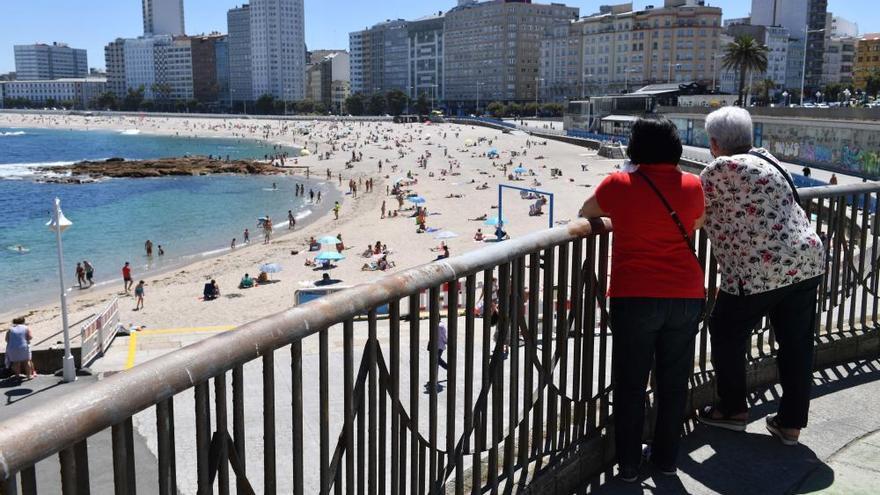 La playa coruñesa de Riazor, un día soleado.