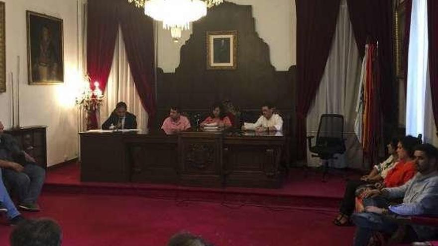Pleno que se celebró ayer en Betanzos para dar cuenta de la renuncia.