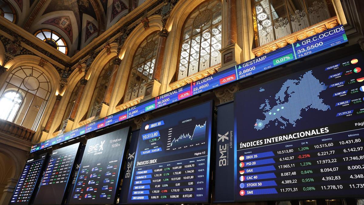 Paneles del Ibex 35 en el Palacio de la Bolsa, en una imagen de archivo.