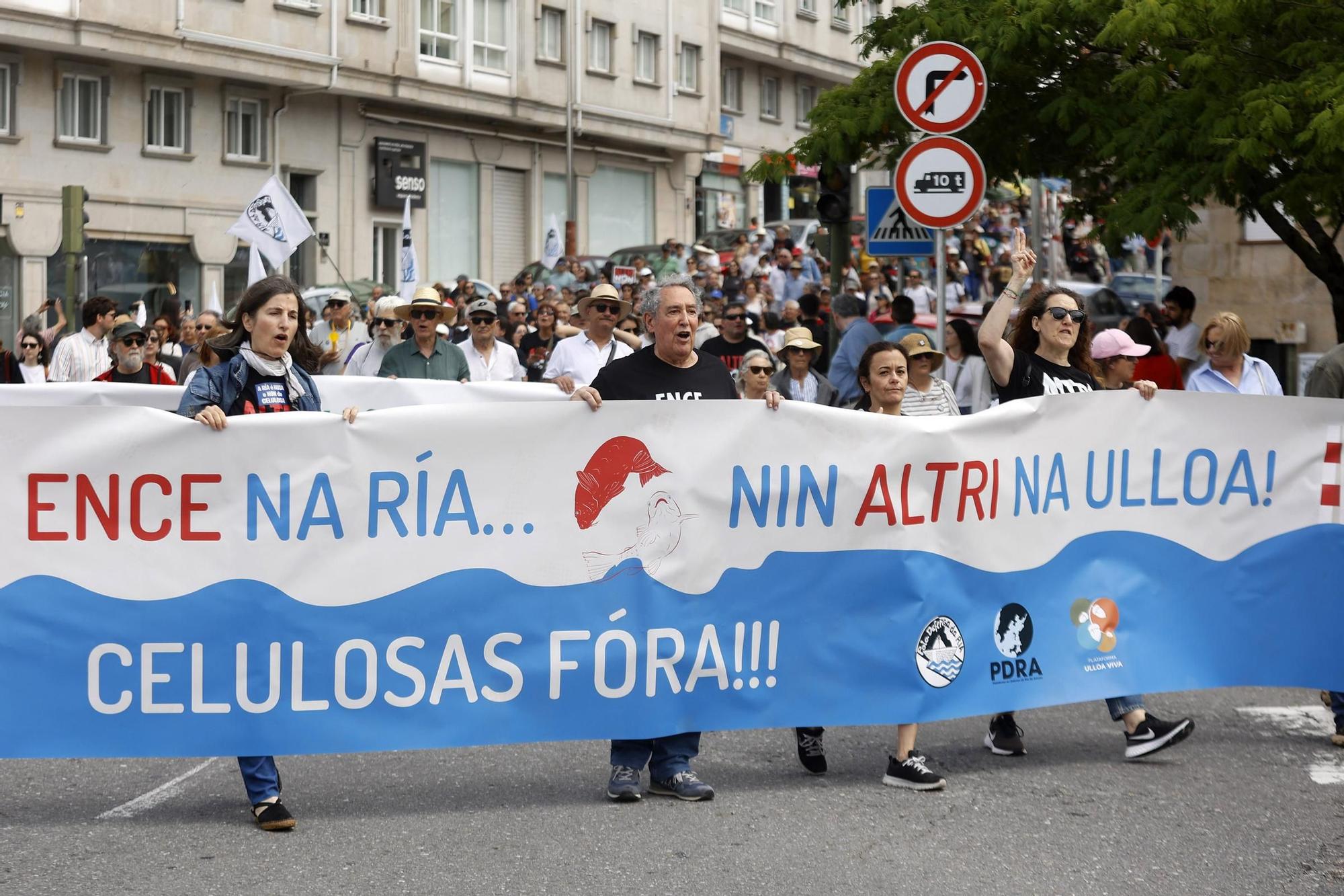 Miles de gallegos marchan de Pontevedra hasta Lourizán en protesta por las celulosas de Ence y Altri