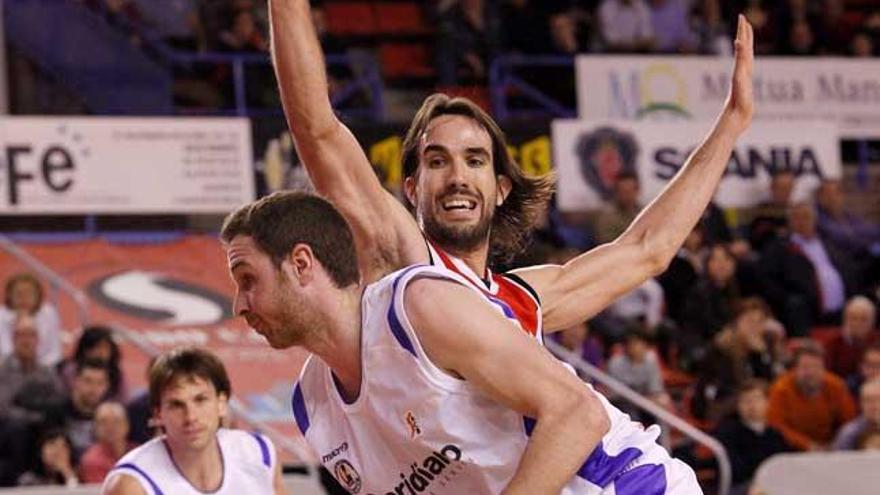El escolta del Meridiano Alicante Alex Urtasun (primer término) controla el balón ante el escolta del Assignia Manresa Jordi Grimau, durante el partido correspondiente a la vigésimo tercera jornada de la Liga ACB que ambos equipos disputan hoy en el pabellón Nou Congost de Manresa.