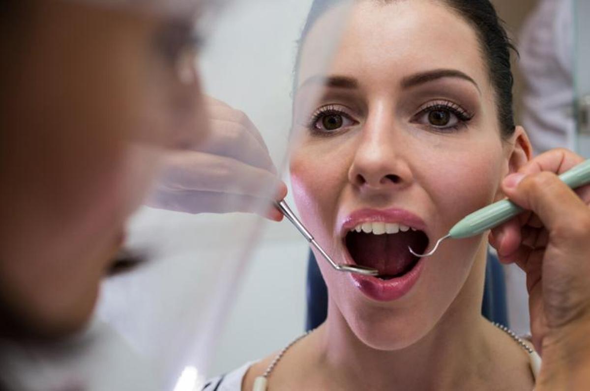 Acudir al dentista regularment és essencial per detectar qualsevol problema amb anterioritat