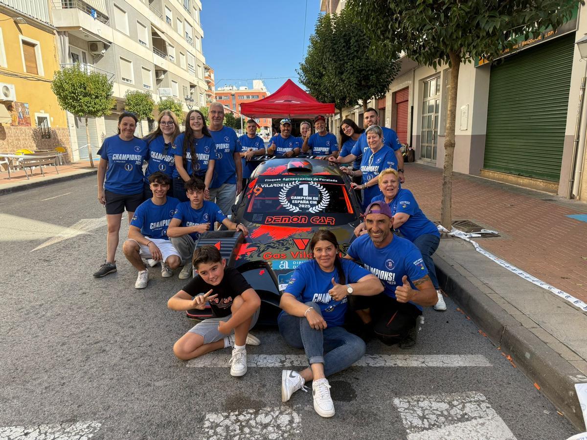 Familiars i amics de Jordi Vilardell celebren el recent títol del pilot en el Campionat d'Espanya.