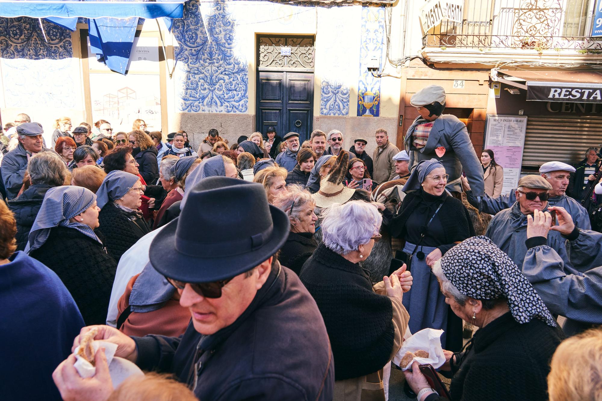 GALERÍA | Así ha sido la quema del tradicional pelele en Cáceres