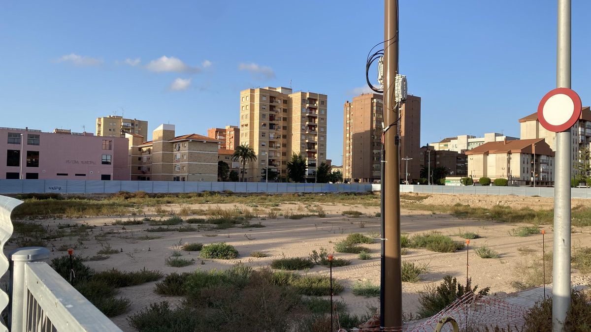 Solar donde está proyectado el nuevo cuartel de la Guardia Civil en la calle Ángel Bruna.