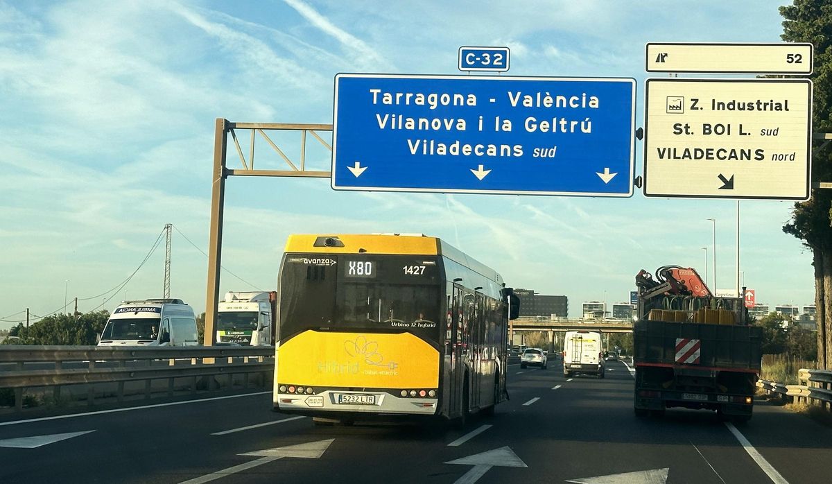 Un autobús circula por la C-32.