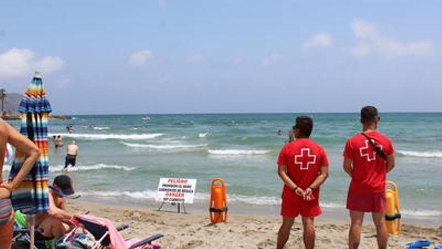 Las «nuevas» corrientes disparan los rescates en la playa de Xàbia