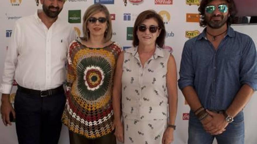 El director de InformaciónTV, Adrián Ivorra; la directora del Hotel Huerto del Cura de Elche, María Teresa Orts; su hermana, Dulce Orts; y el director comercial de INFORMACIÓN, Víctor San Bartolomé.