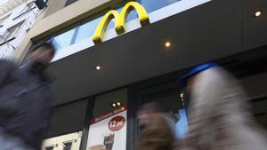 The sign for the U.S. fast food restaurant chain McDonald’s is shown outside one of their restaurants in central Brussels, Belgium December 3, 2015. EU antitrust regulators will investigate McDonald’s tax deals with Luxembourg which enabled the U.S. fastfood chain to escape paying taxes on European franchise royalties from 2009, in a move which could lead to hefty back taxes for the company. REUTERS/Yves Herman