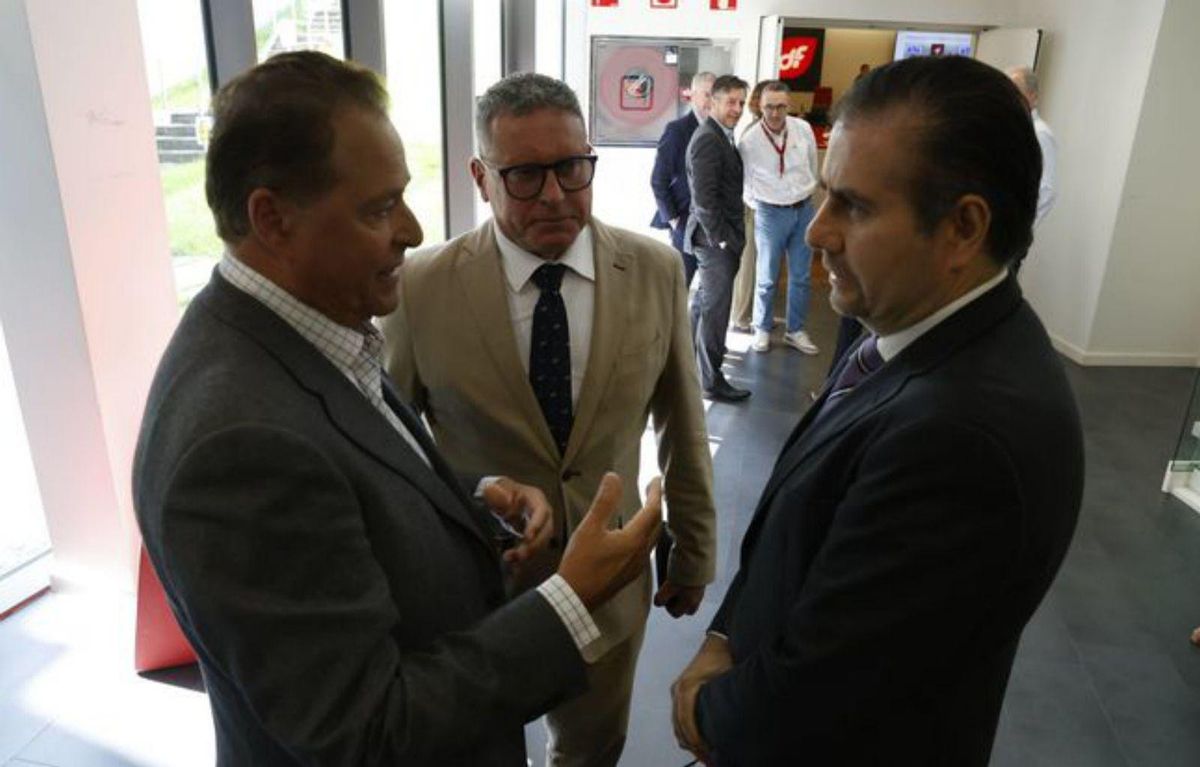 Eduardo Espinosa, a la derecha, conversa con Félix Baragaño en presencia de Juan José Herrero, directivo de Duro. | ÁNGEL GONZÁLEZ