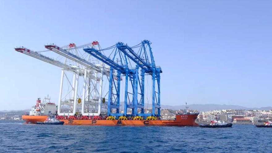 El Puerto de Las Palmas entra en la primera división de la estiba con las dos grúas gigantes de Opcsa traídas de China