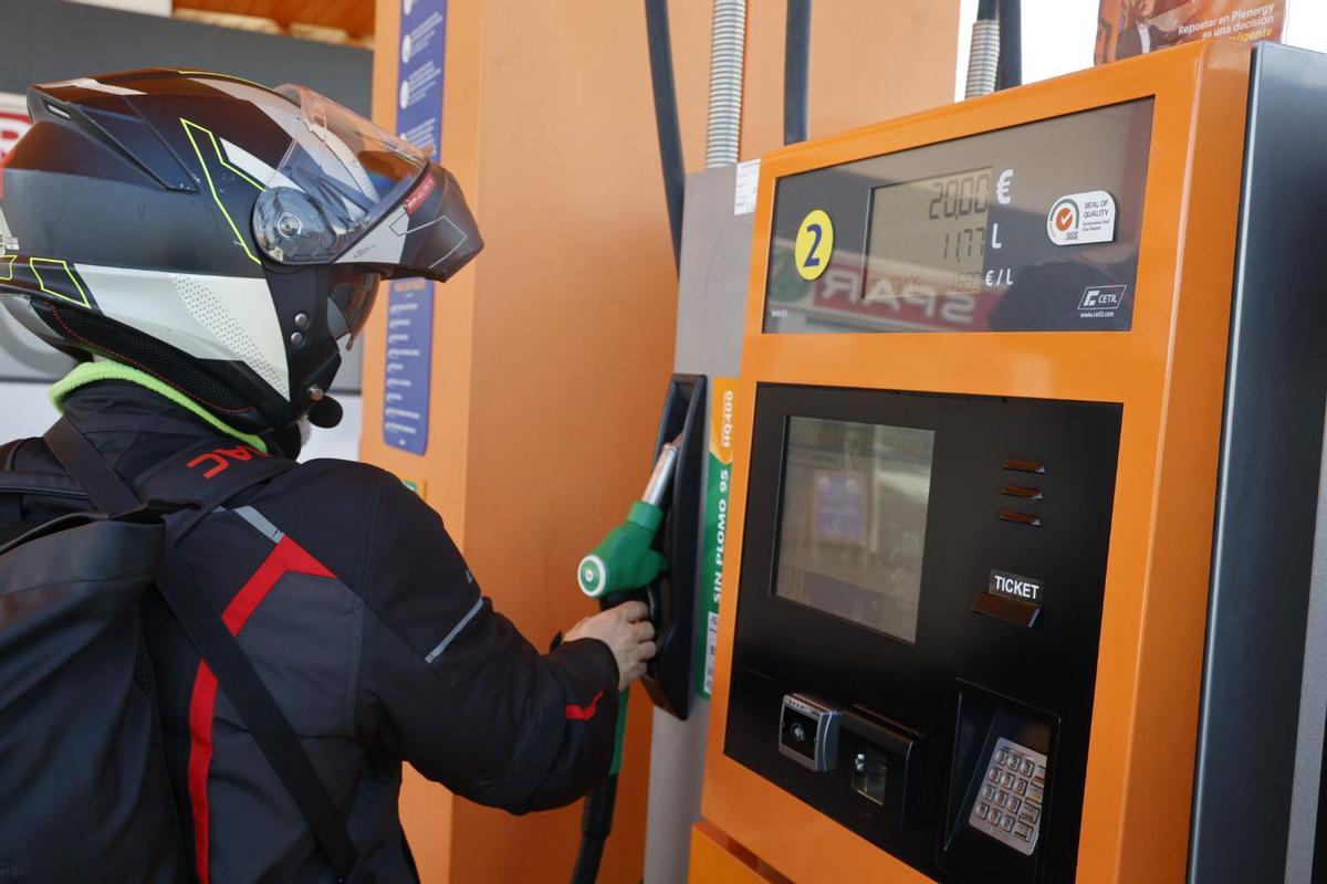 Un motorista llena el depósito de gasolina de su moto este lunes en una gasolinera de Cartagena.