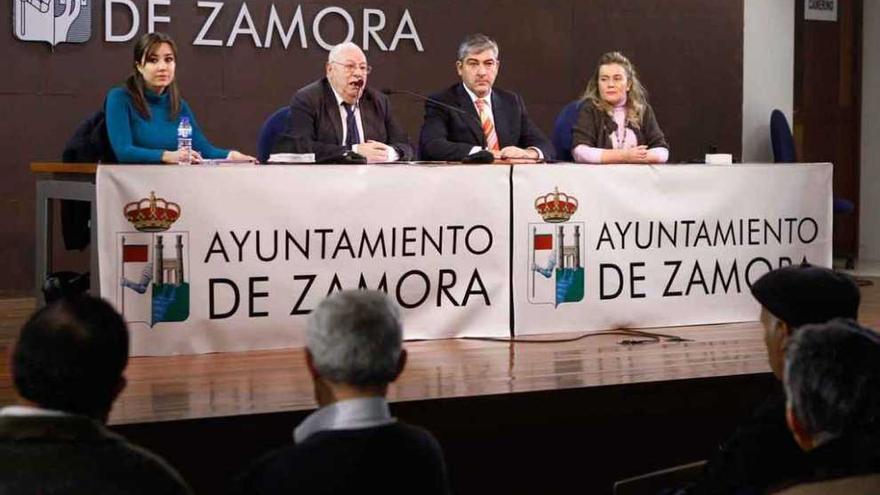 Un grupo de abogados zamoranos en una asamblea de afectados por las cláusulas suelo.