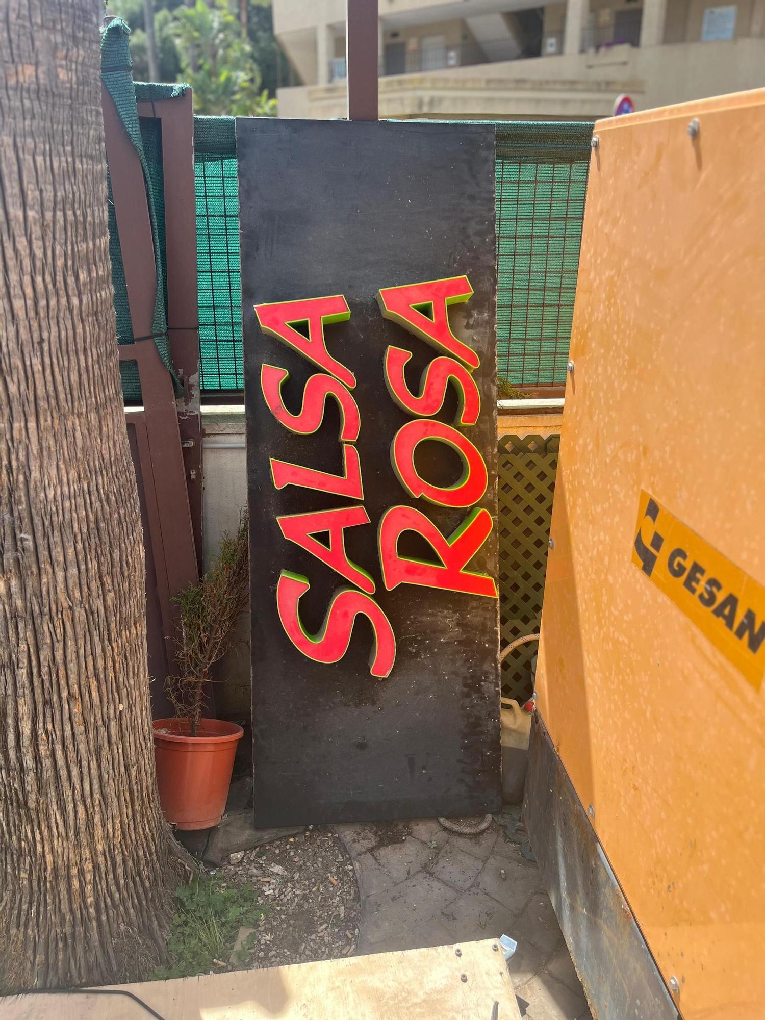 Goodbye, Salsa Rosa - das Schild liegt auf dem Müll.