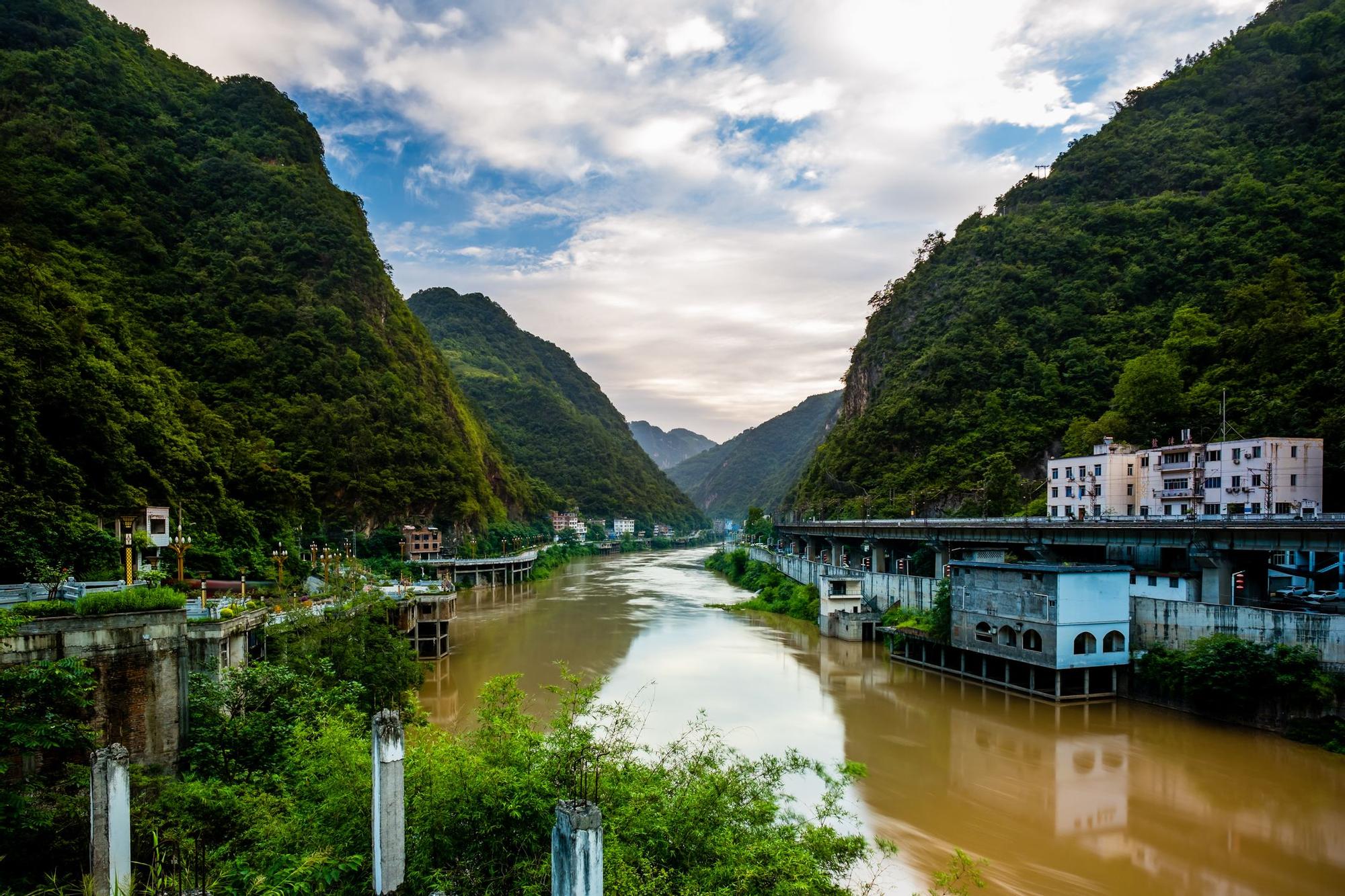 La ciudad china que se ubica entre un río y unas escarpadas montañas
