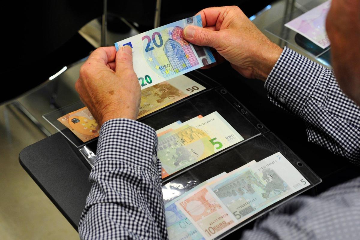 Billetes prestados para la explicación de la conferencia.