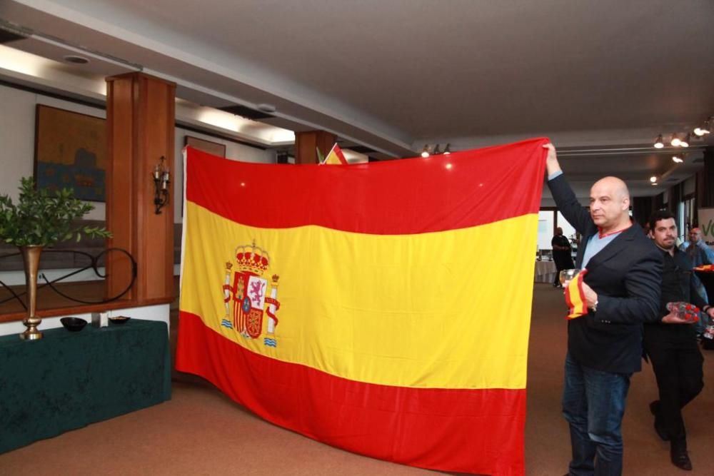 Vox con una gran bandera de España en el Auditòrium de Palma